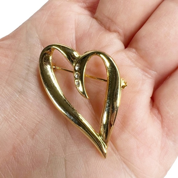 Vintage Gold Tone Heart Shaped 3 Clear Rhinestone Brooch Pin - Picture 3 of 7